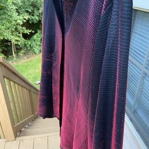 Blouse changes color Red and black